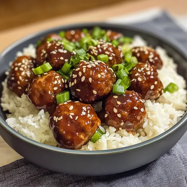 Ciotola di polpette con riso.