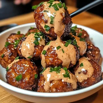 Una ciotola con dolci a base di carne e dipping sauce.
