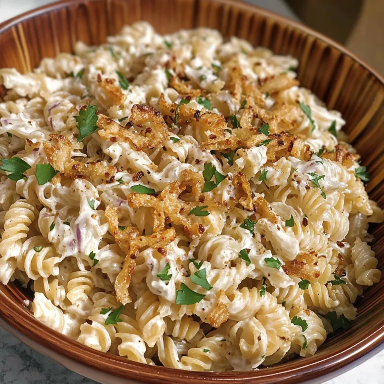 Una ciotola con pasta e verdure.