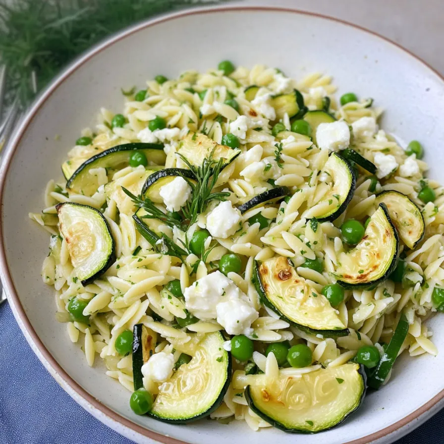 Piatti di pasta con verdure e formaggio.