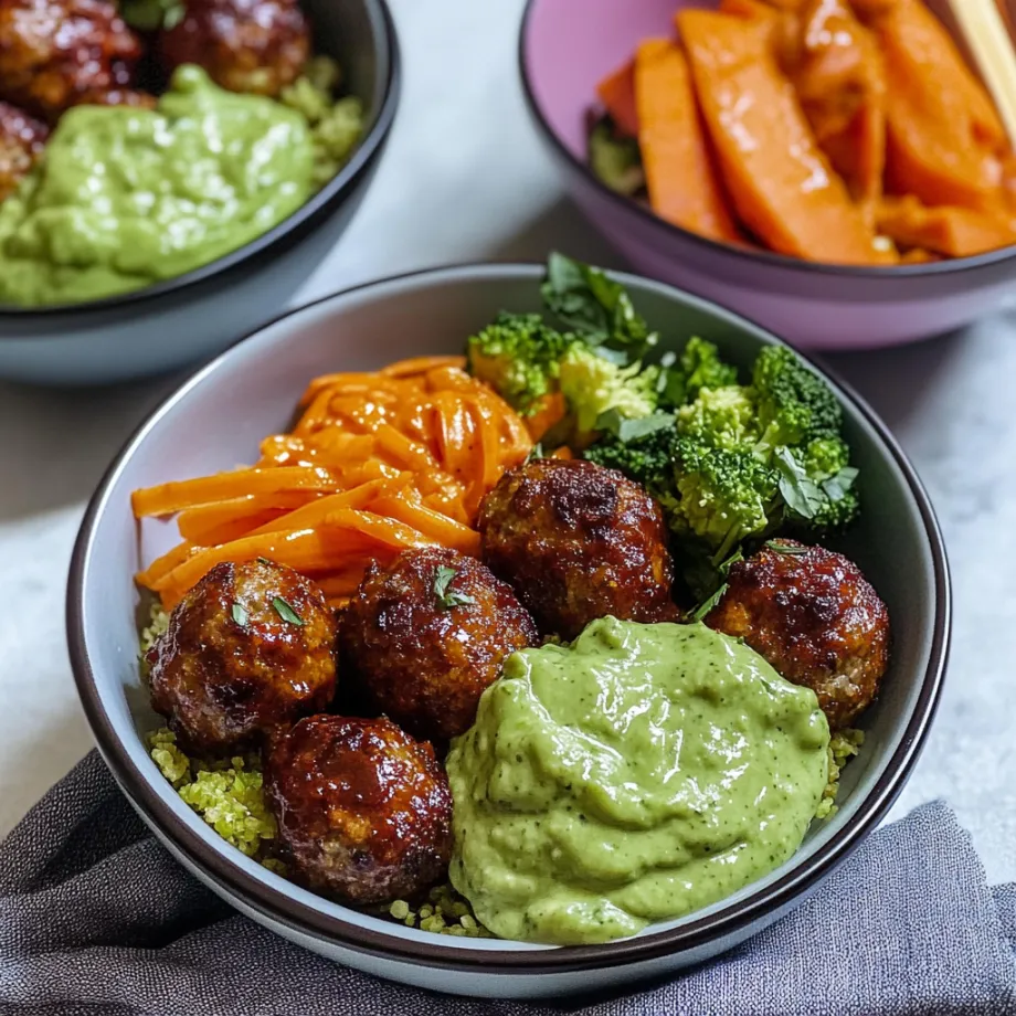 Una tazza di verdure e carote con salsa verde.
