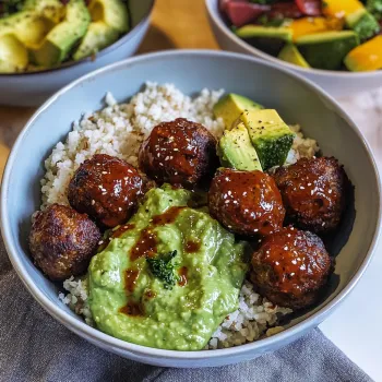 Una tazza di riso con salsa e avocado.