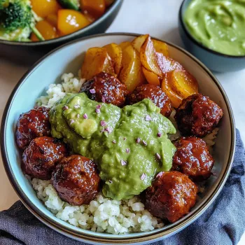 Una tazza con riso, patate e carne.