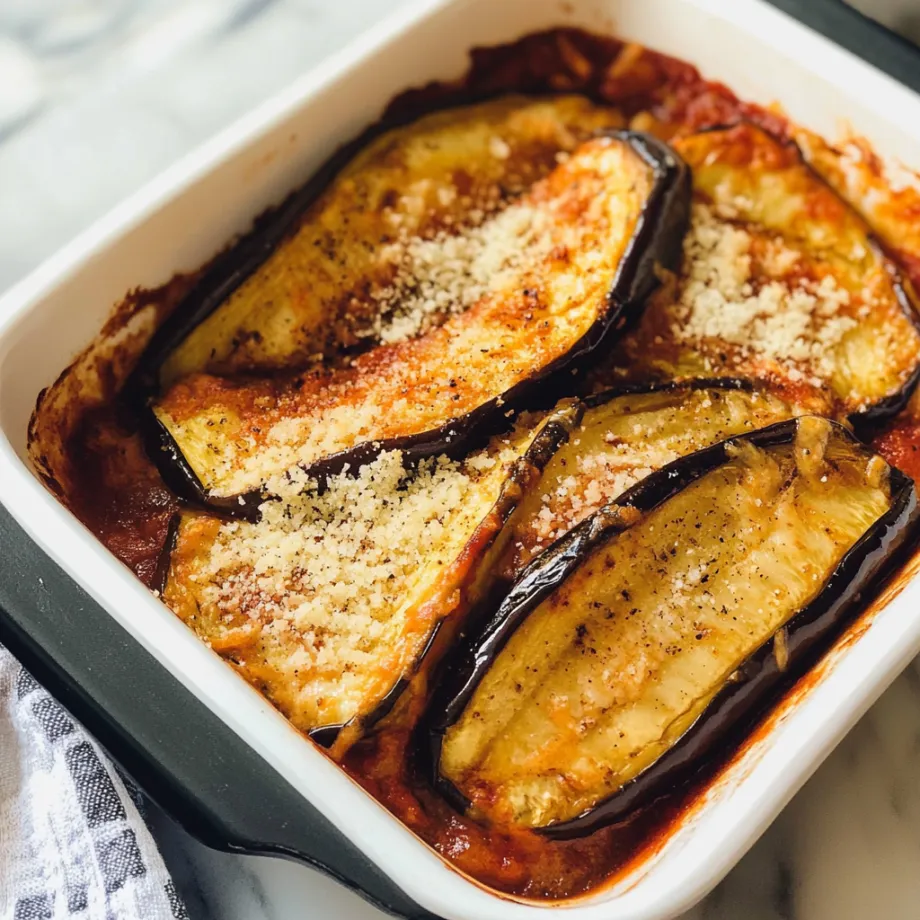 Un piatto di zucca con sugo di pomodoro.
