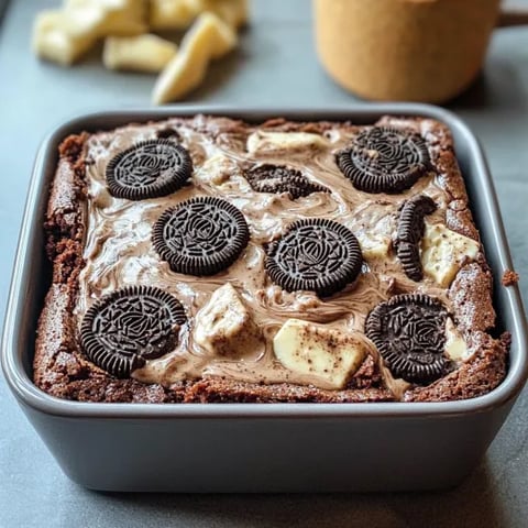 Una teglia quadrata con dentro brownies al cioccolato e biscotti oreo.